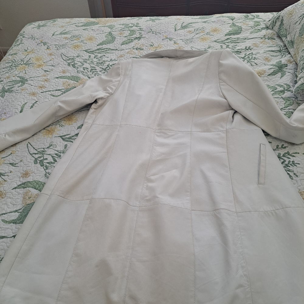 Beautiful Lightweight Fully Lined Trenchcoat - image 5